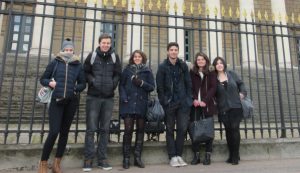 les élèves de Sembat devant l'Assemblée - Farah à Sciences Po  est à l'extrême droite...sur la photo !