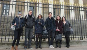 les élèves de Sembat devant l'Assemblée - Farah à Sciences Po  est à l'extrême droite...sur la photo !